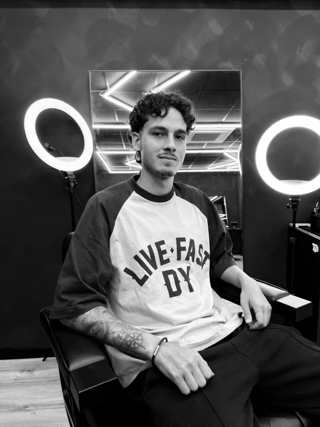 Barber Jonah in de stoel bij Blessed Barbershop