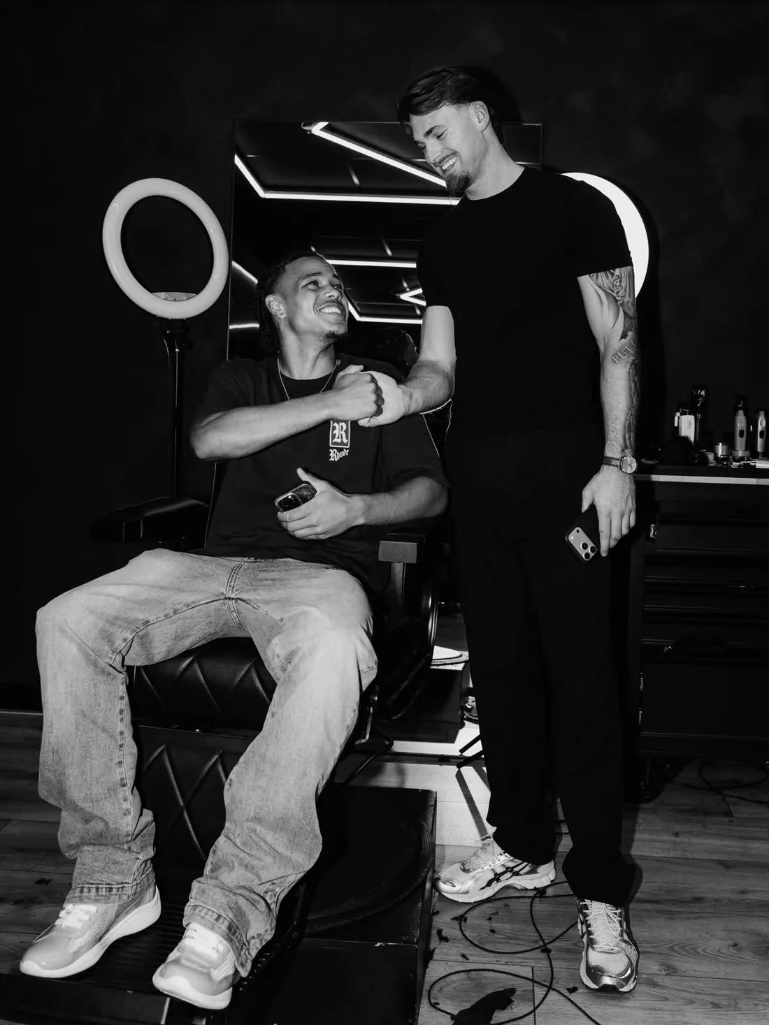 Barber Owen met een klant in de stoel bij Blessed Barbershop
