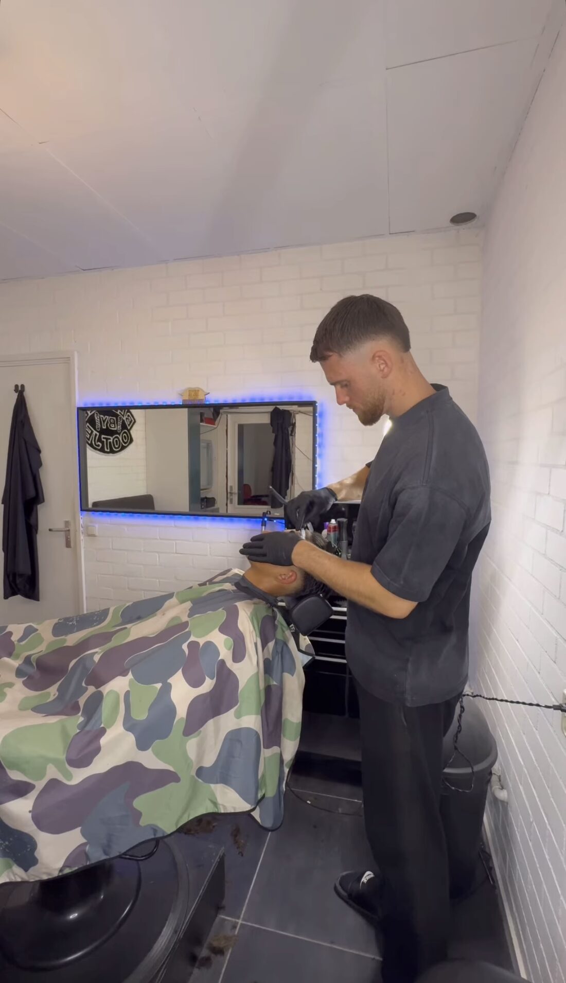 Ootje aan het werk in de barbershop
