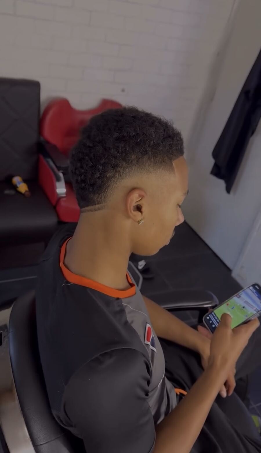 Curly fade, ontspannen moment in de stoel